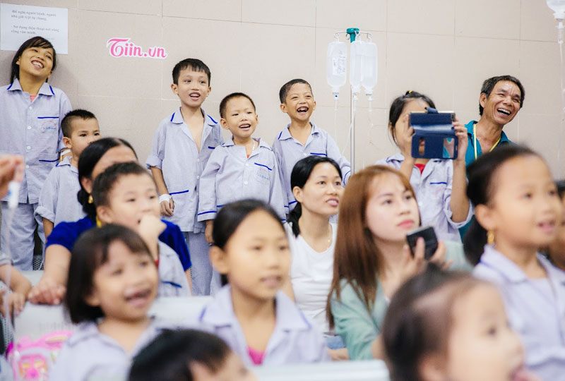 Lệ, Quân cùng các em nhỏ cười giòn tan khi tham dự chương trình Sinh nhật cùng Tiin.vn