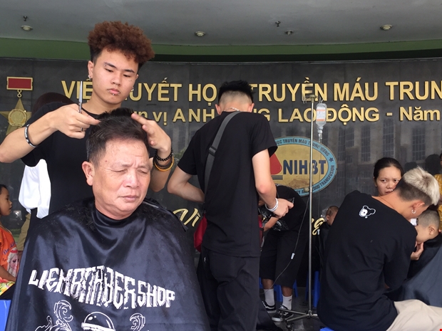 Nở rộ xe hớt tóc dạo giá cao điểm hớt tóc miễn phí tại TP HCM  Báo Người  lao động